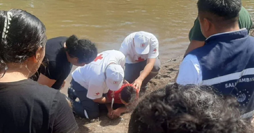 Cruz Roja rescata a un niño y un joven en Playa El Espino