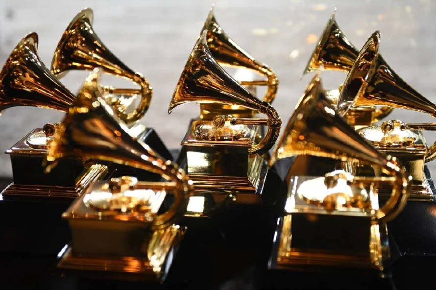 Beyoncé lidera los Grammy 2025 esta noche, en una gala dedicada a incendios