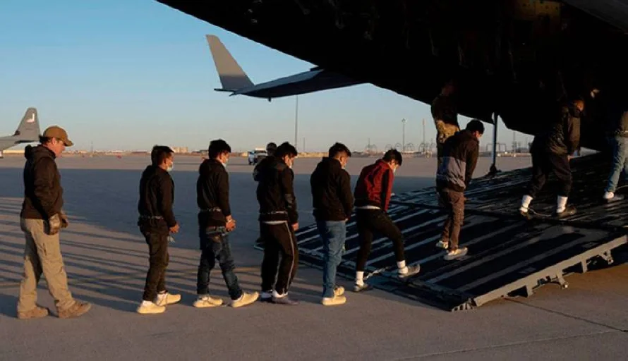 ¿Puede Donald Trump enviar legalmente 30.000 migrantes a Guantánamo?