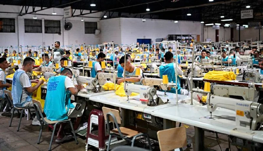 Bukele asegura que el 40% de los reos están incluidos en programas labores