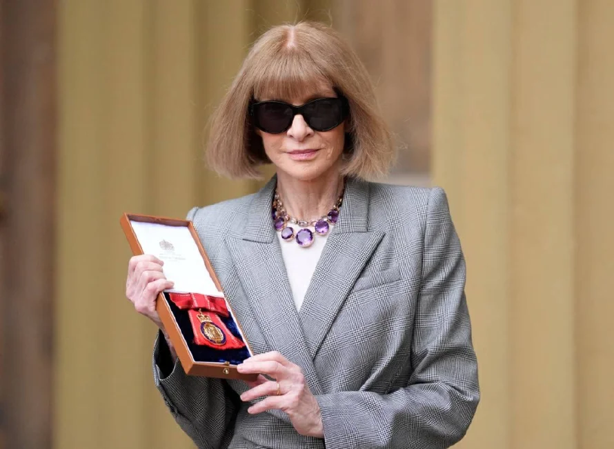 Editora de Vogue recibe condecoración en Buckingham y descarta jubilarse