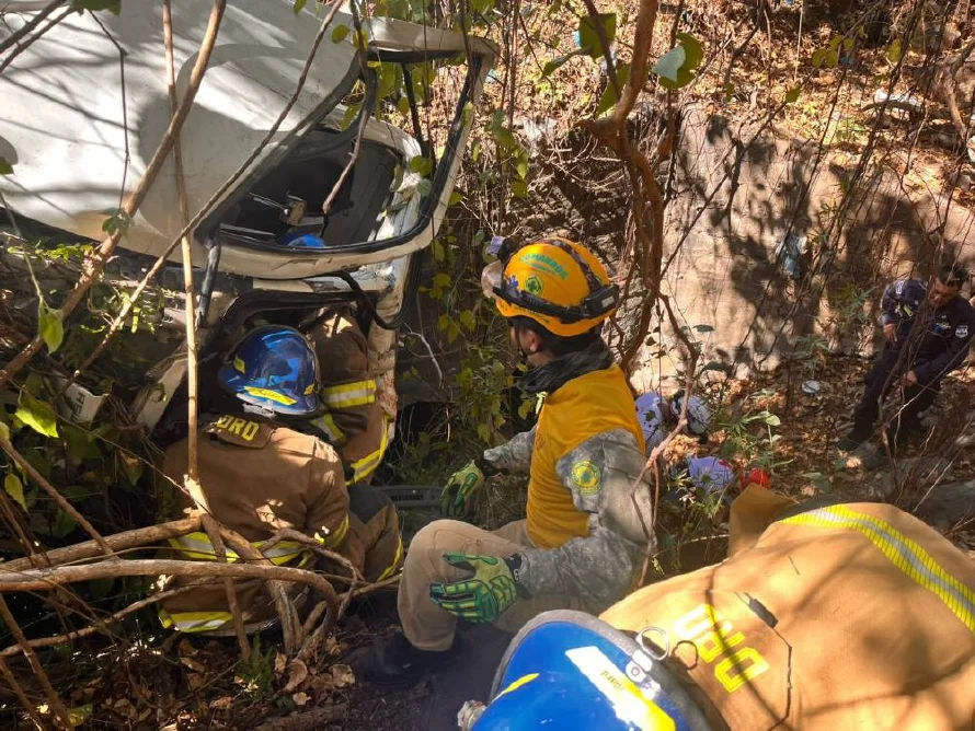 Tres lesionados deja accidente de rastra en Quebrada Seca, San Vicente