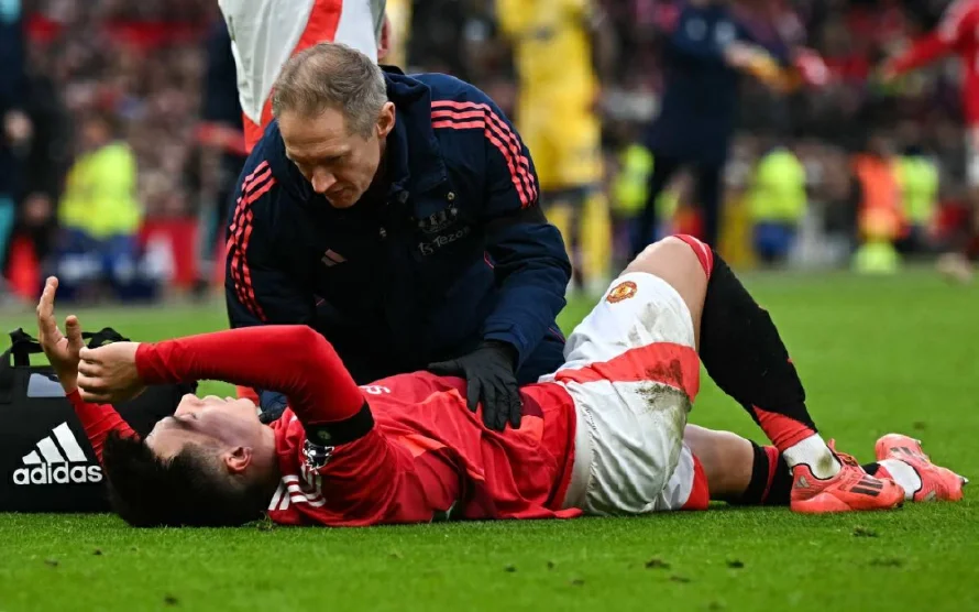 Manchester United confirma grave lesión de rodilla de Lisandro Martínez