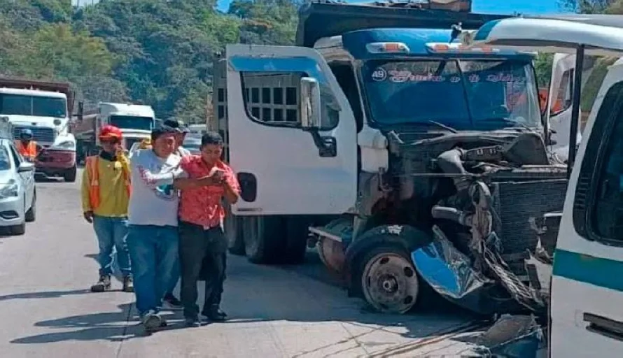Choque entre volquetas deja varios lesionados en Los Chorros