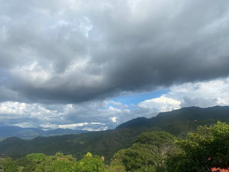 Preven clima cálido y lluvias en el oriente para este viernes