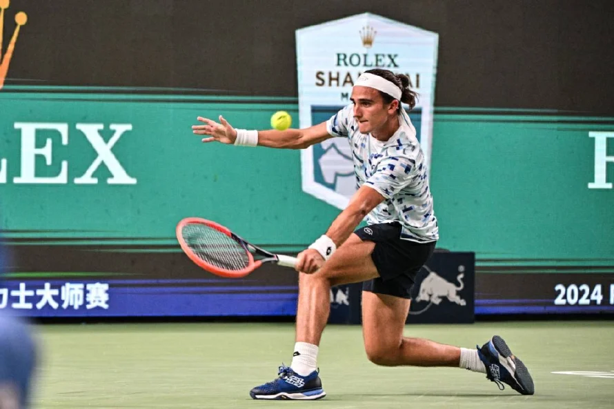 Bellucci vence Tsitsipas y alcanza "semis" en Róterdam