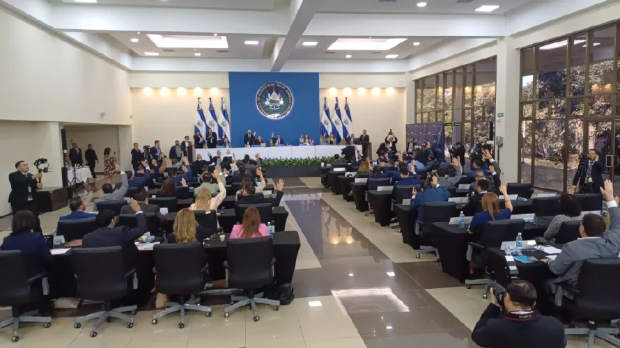 Aprueban Ley Anticorrupción: NI envía saludos a quienes "andan" en el exterior, oposición pide investigar casos CICIES