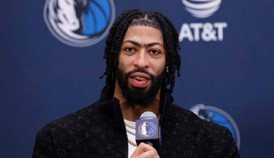 Davis quiere "dar esperanza" a fans de los Mavs, enojados por la partida de Doncic