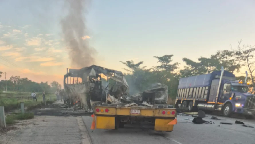 Tragedia: más de 35 muertos en accidente en México en accidente de bus y rastra