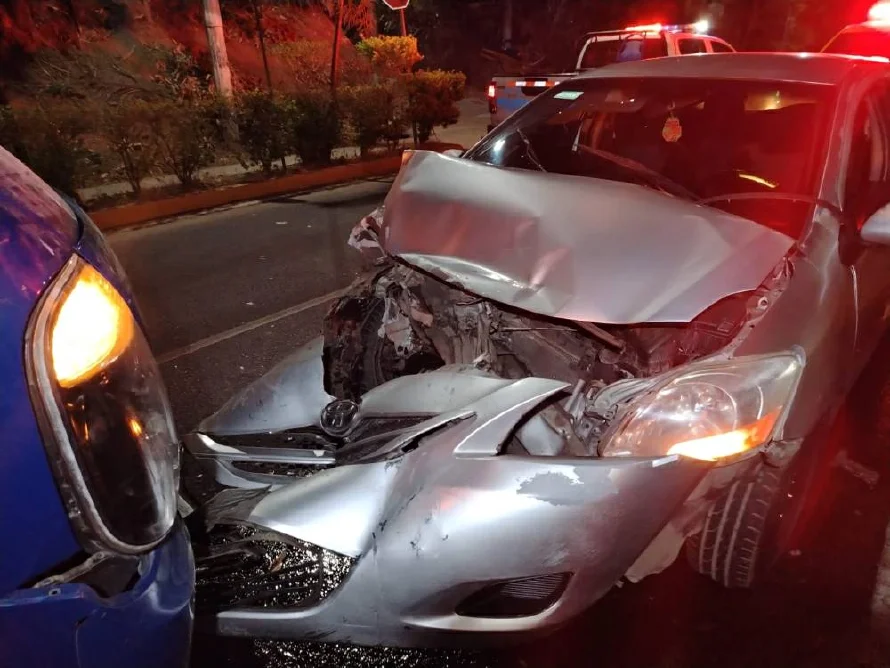 Conductor ebrio choca contra un camión y deja tres lesionados en Nahuizalco