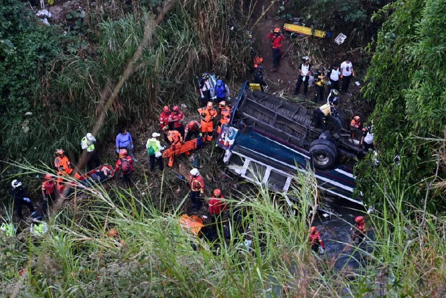 Bus cae a barranco y enluta a Guatemala con al menos 55 muertos