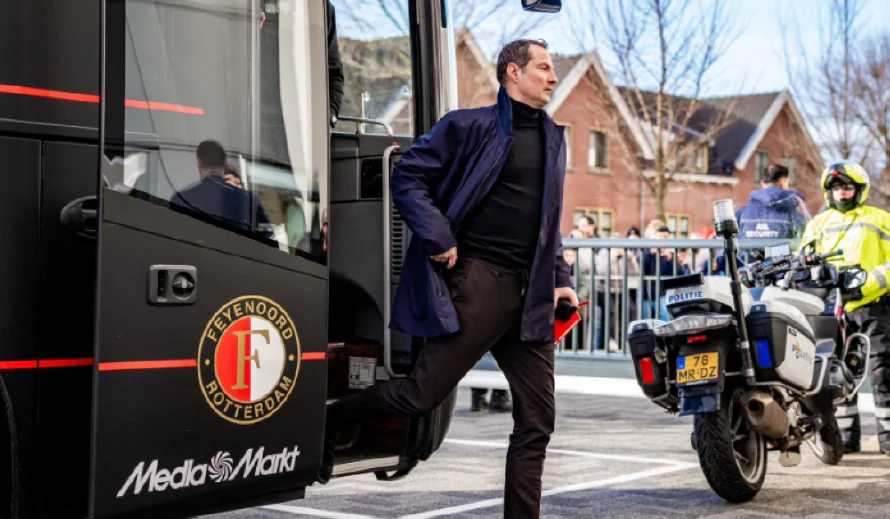 El Feyenoord despide a su técnico a dos días de recibir al Milan en Champions