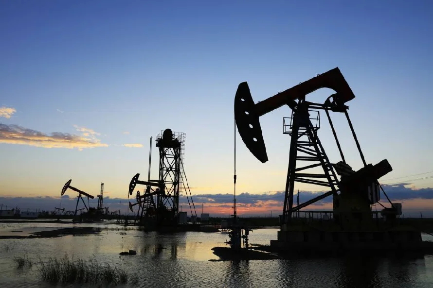 El petróleo sube impulsado por aranceles y sanciones contra Irán