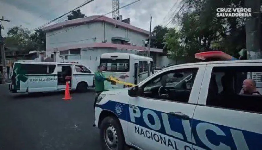 Persona muere en el interior de un microbús en Mejicanos
