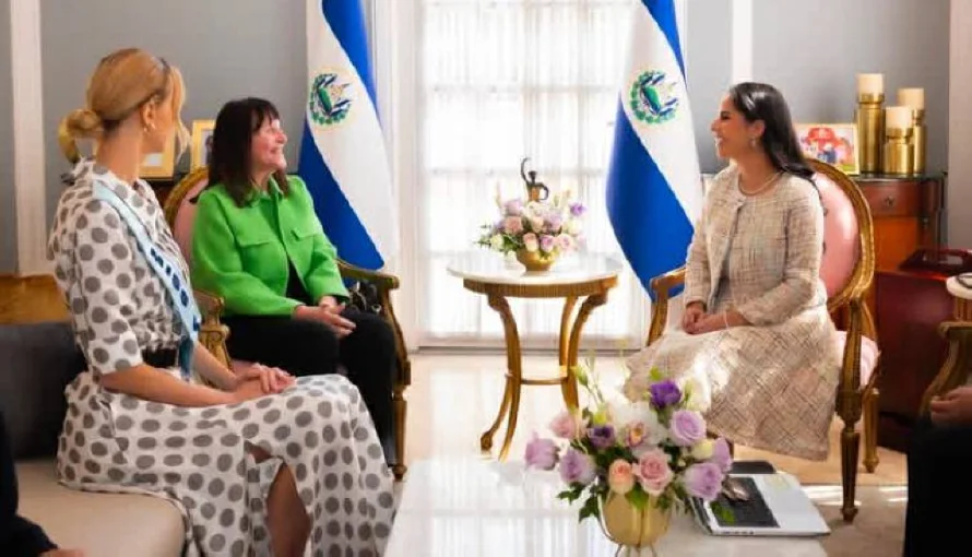 Miss Mundo visita BINAES y se reúne con primera dama Gabriela de Bukele