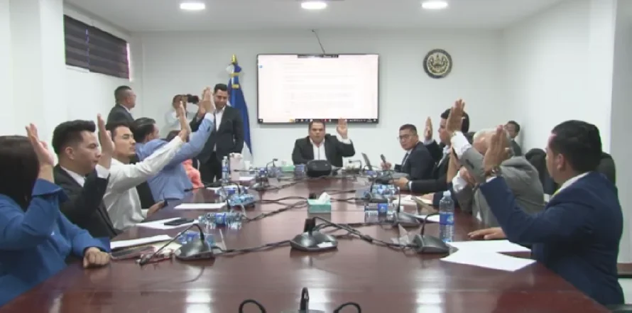 Aprueban reforma para recluir a menores "pandilleros" en cárceles comunes, con pabellones de separación