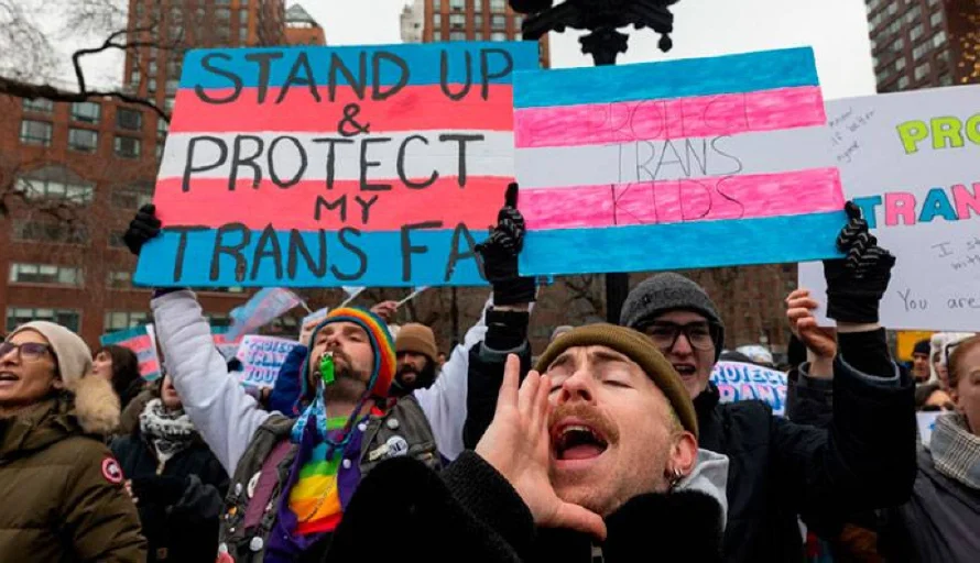 Un juez bloquea una orden que prohíbe financiar a hospitales que ofrezcan tratamientos para personas trans