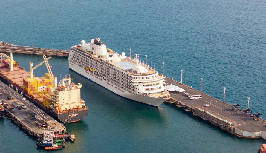 El Salvador recibió el barco "The World", el primer crucero de 2025