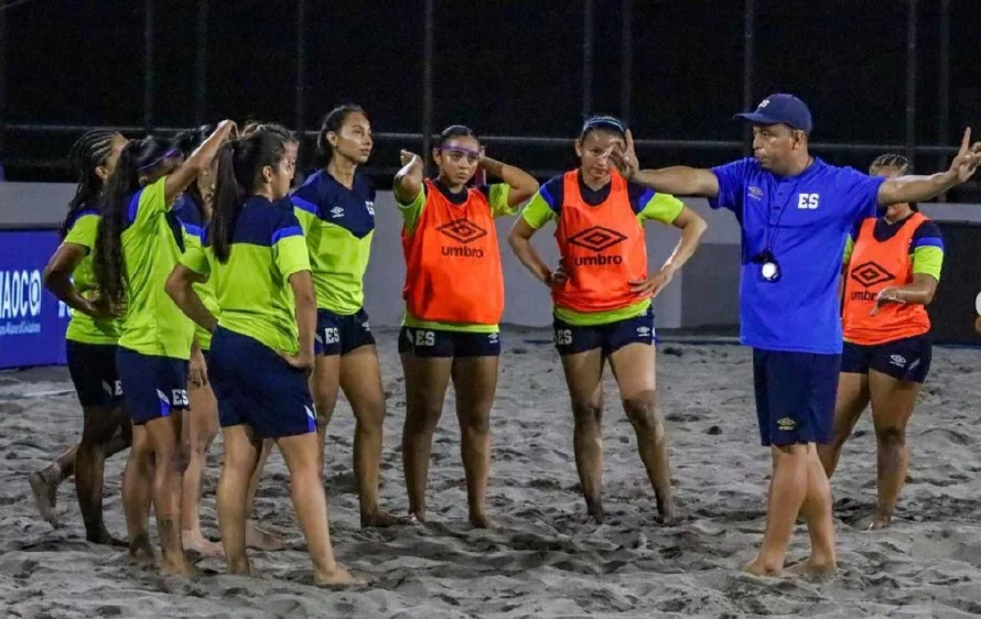 ¿Cómo han sido las participaciones de la Selecta Femenil en la Beach Soccer Cup?