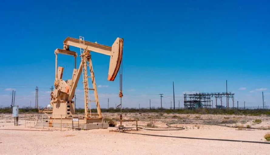 El petróleo baja ante discusiones sobre paz en Ucrania