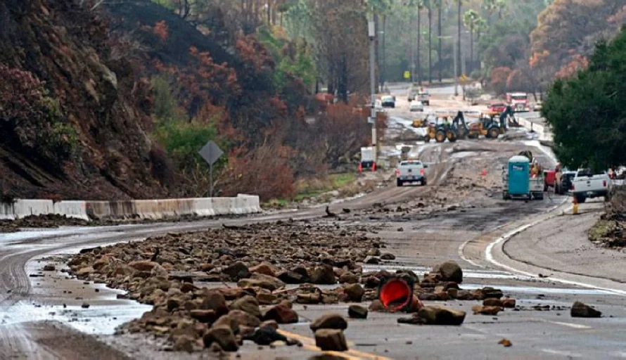 Fuertes lluvias en Los Ángeles causan deslaves en zonas devastadas por los incendios