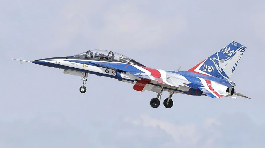 Avión militar de Taiwán se estrella pero el piloto sale vivo