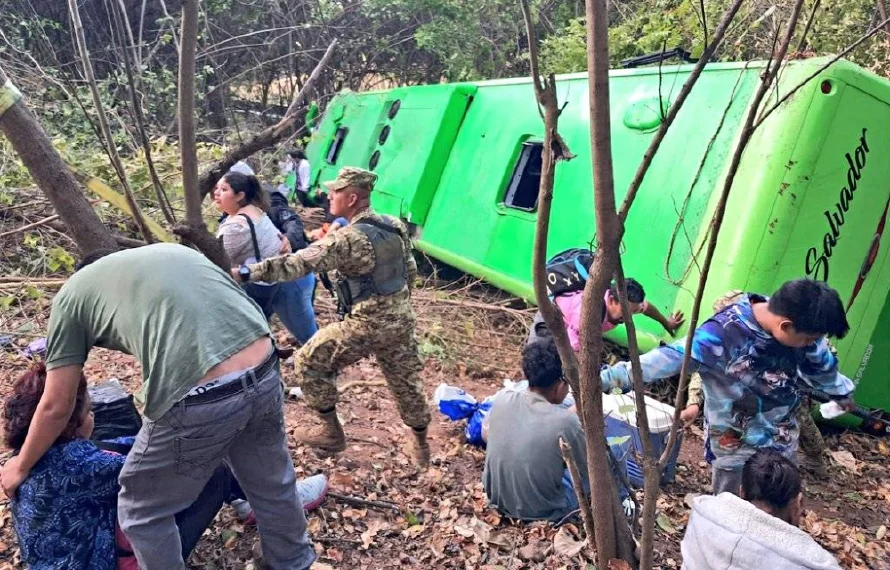Treinta lesionados al caer un bus a un barranco en Quebrada Seca, San Vicente