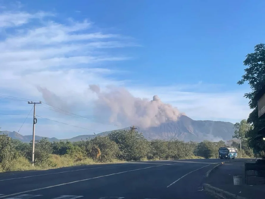 Volcán Telica de Nicaragua expulsa columnas de ceniza y gas de más de 200 metros