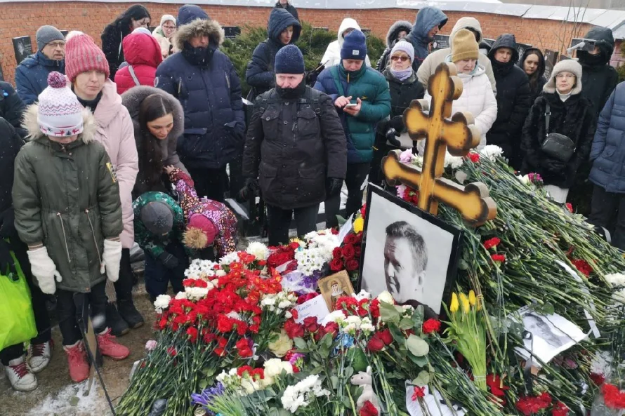 Cientos de personas se congregan ante la tumba del opositor Navalni en Rusia por aniversario de su muerte