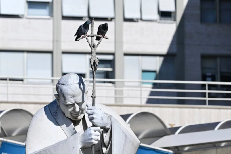 El papa, ingresado por bronquitis, asistió a la misa dominical en el hospital
