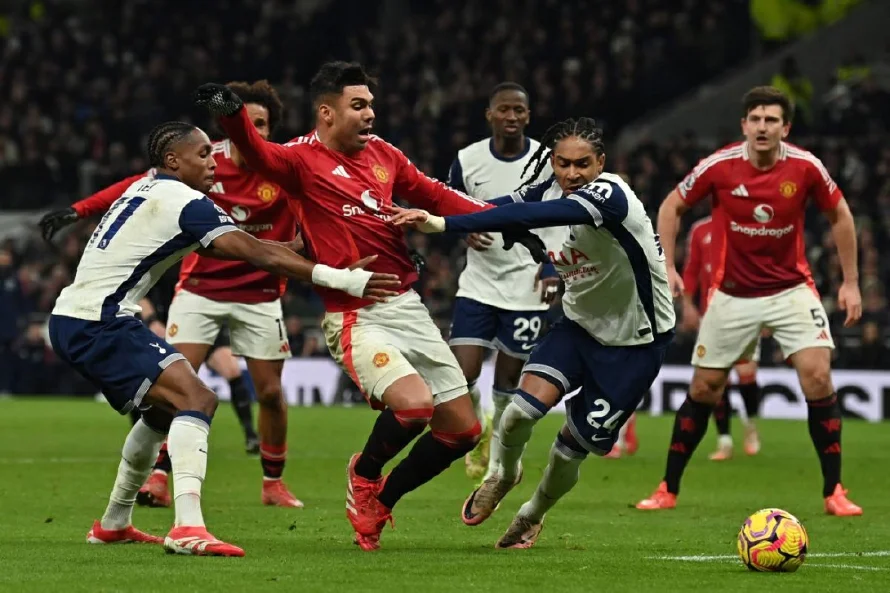 Tottenham gana 1-0 y hunde al Manchester United en la 15ª posición