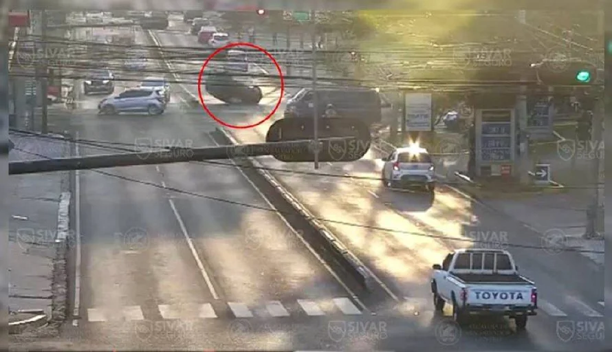 Videos: dos aparatosos accidentes ocurrieron en San Salvador por irrespetar semáforo
