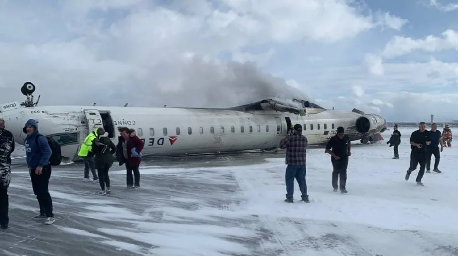 Avión de Delta Airlines vuelca tras aterrizar en aeropuerto de Toronto