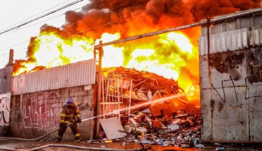 Reportan incendio en chatarrera en el centro de San Salvador