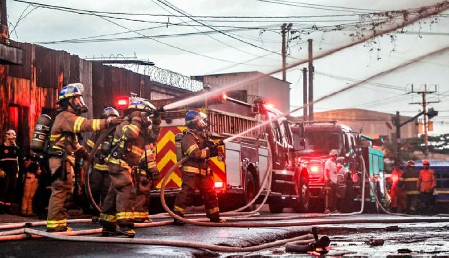 Bomberos controla incendio en chatarrera de San Salvador