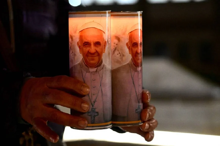 El papa, hospitalizado, padece una neumonía bilateral