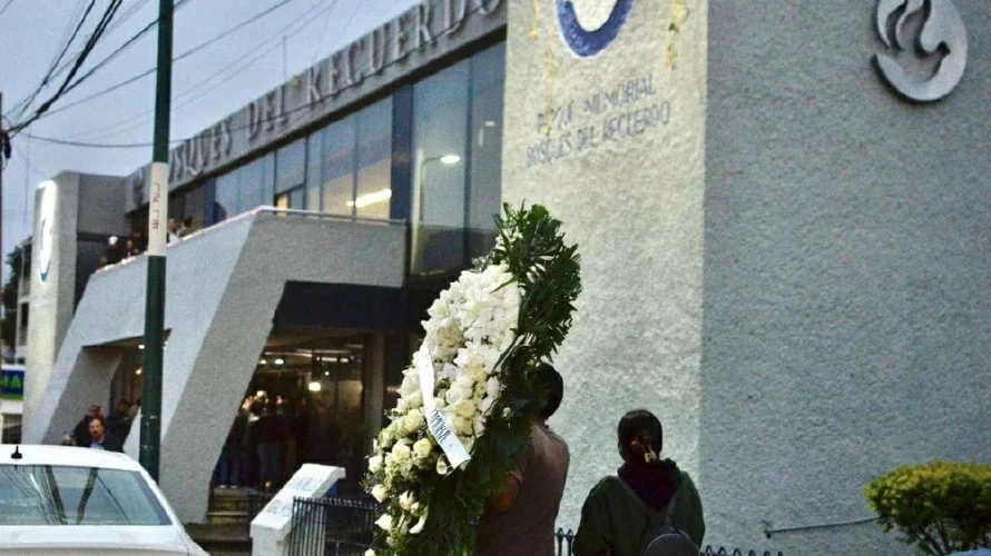 Paquita la del Barrio es velada en Xalapa a puerta cerrada