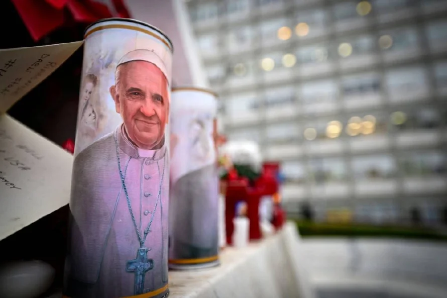 El papa Francisco, aquejado de neumonía, pasó una "noche tranquila"