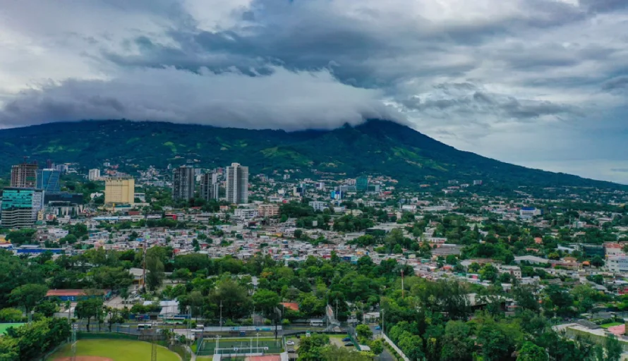 Vientos de hasta 60 km/h azotarán a El Salvador a partir del jueves