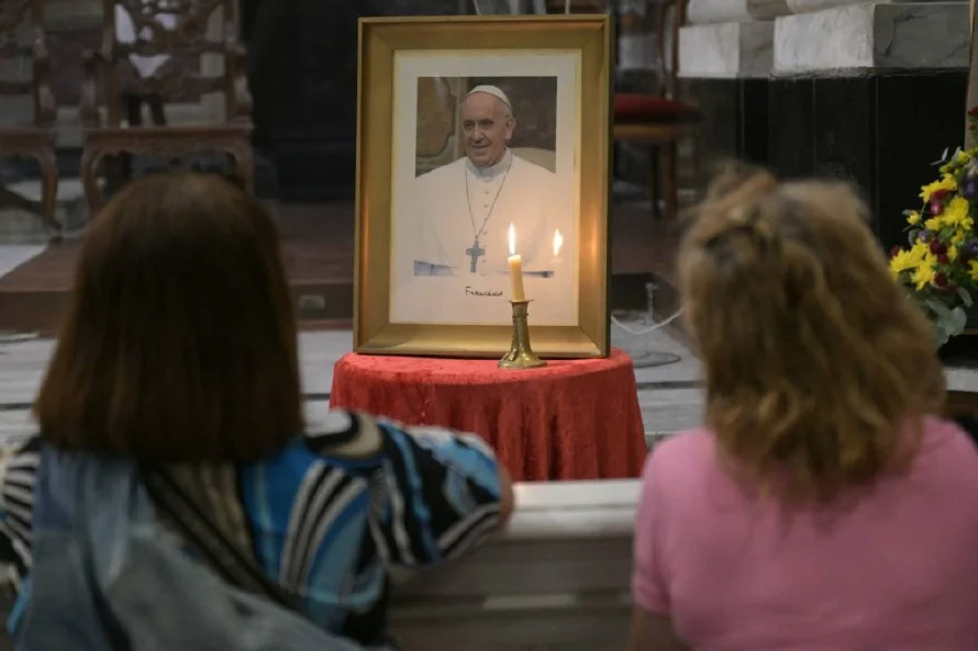 El papa Francisco, hospitalizado, intenta trabajar tras pasar "una noche tranquila"