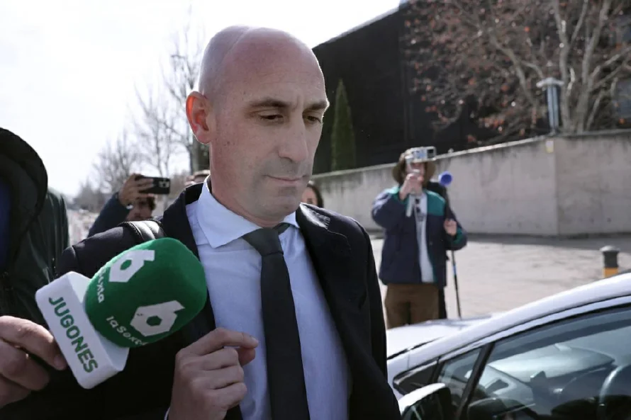 Condenan a expresidente de la Federación Española de Fútbol a 18 meses de multa por el beso a Jenni Hermoso
