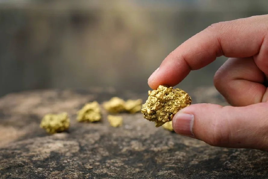 El oro escala a un nuevo récord y avista los $3,000 por onza