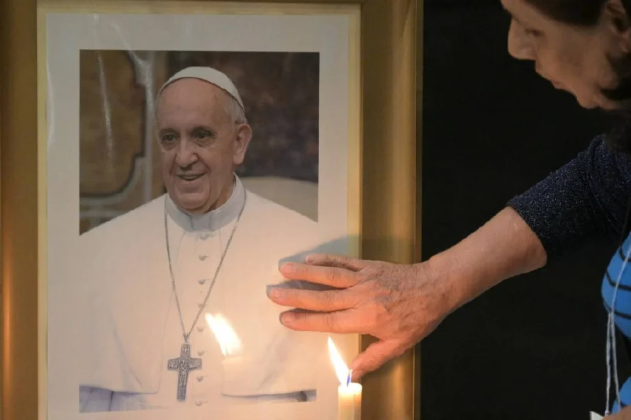 El papa Francisco se levanta y puede trabajar en su séptimo día hospitalizado