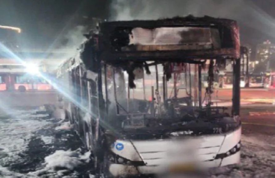 La Policía de Israel investiga la explosión simultánea de tres autobuses vacíos en al sur de Tel Aviv
