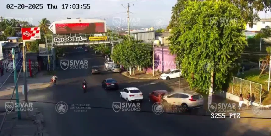 Camioneta choca contra cuatro vehículos en La Cima y deja personas atrapadas