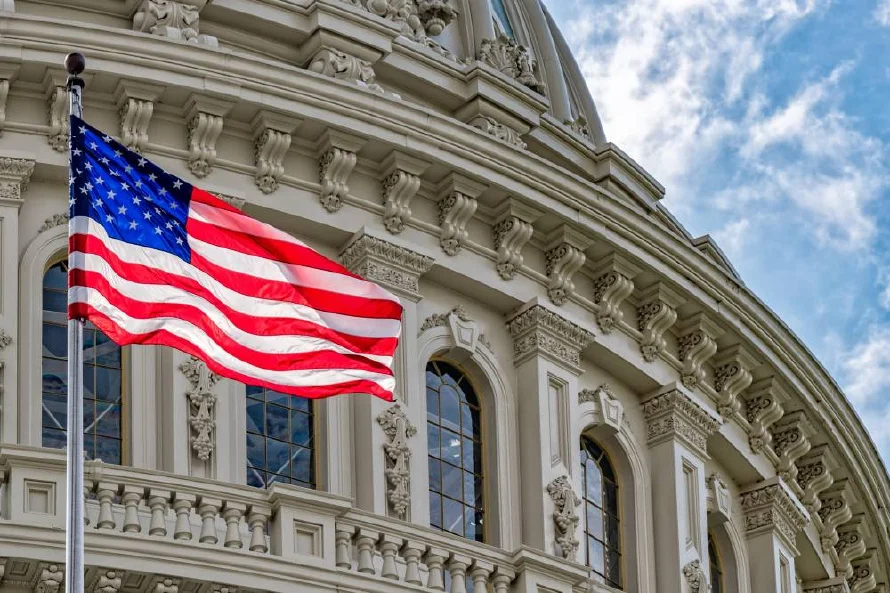 Senado de EEUU aprueba proyecto presupuestario sin apoyo de Trump