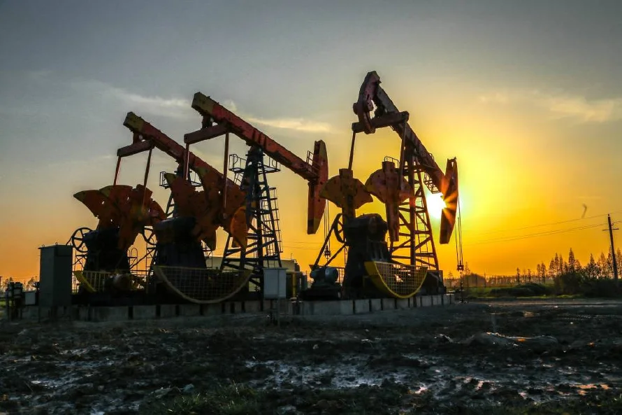 El petróleo cae minado por el posible regreso de barriles rusos al mercado