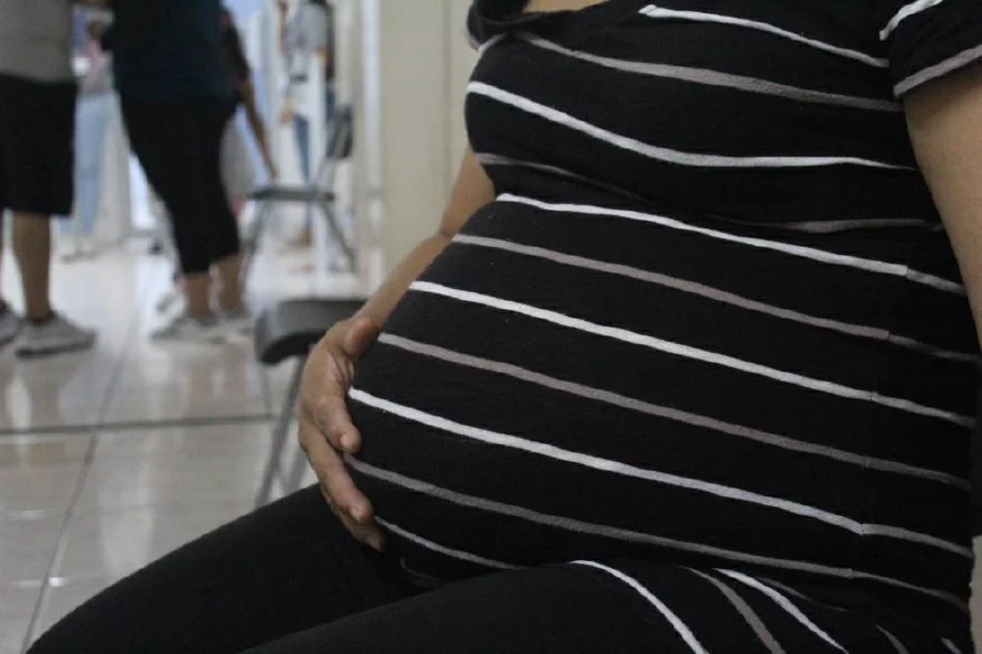 Adolescentes y jóvenes salvadoreñas tienen menos hijos