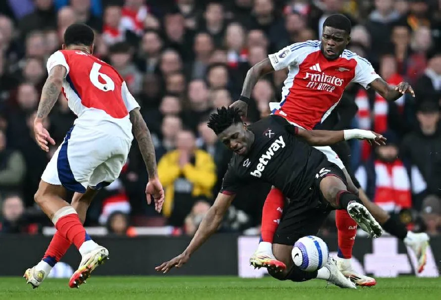 Arsenal pierde el derbi ante West Ham y da tranquilidad al Liverpool