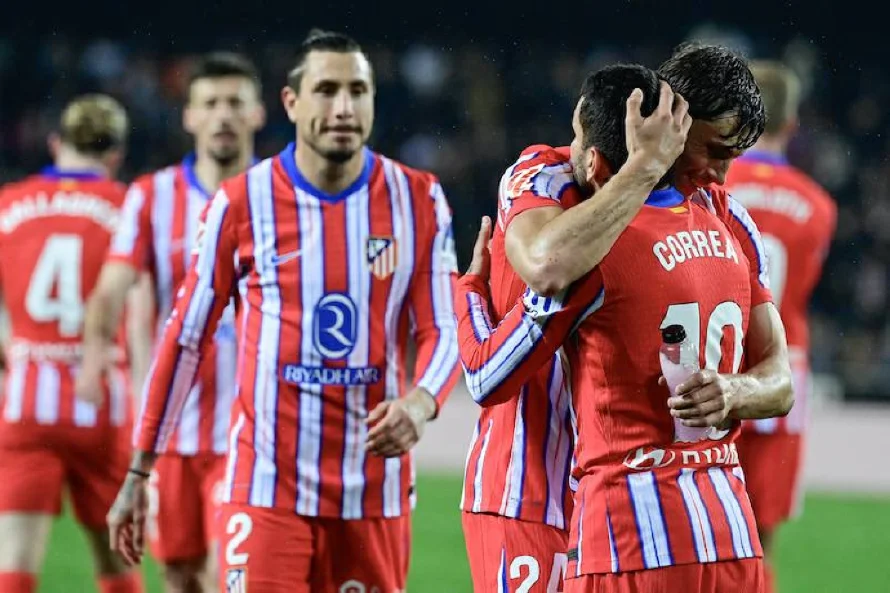 Atlético vence en Valencia con goles argentinos y es líder provisional